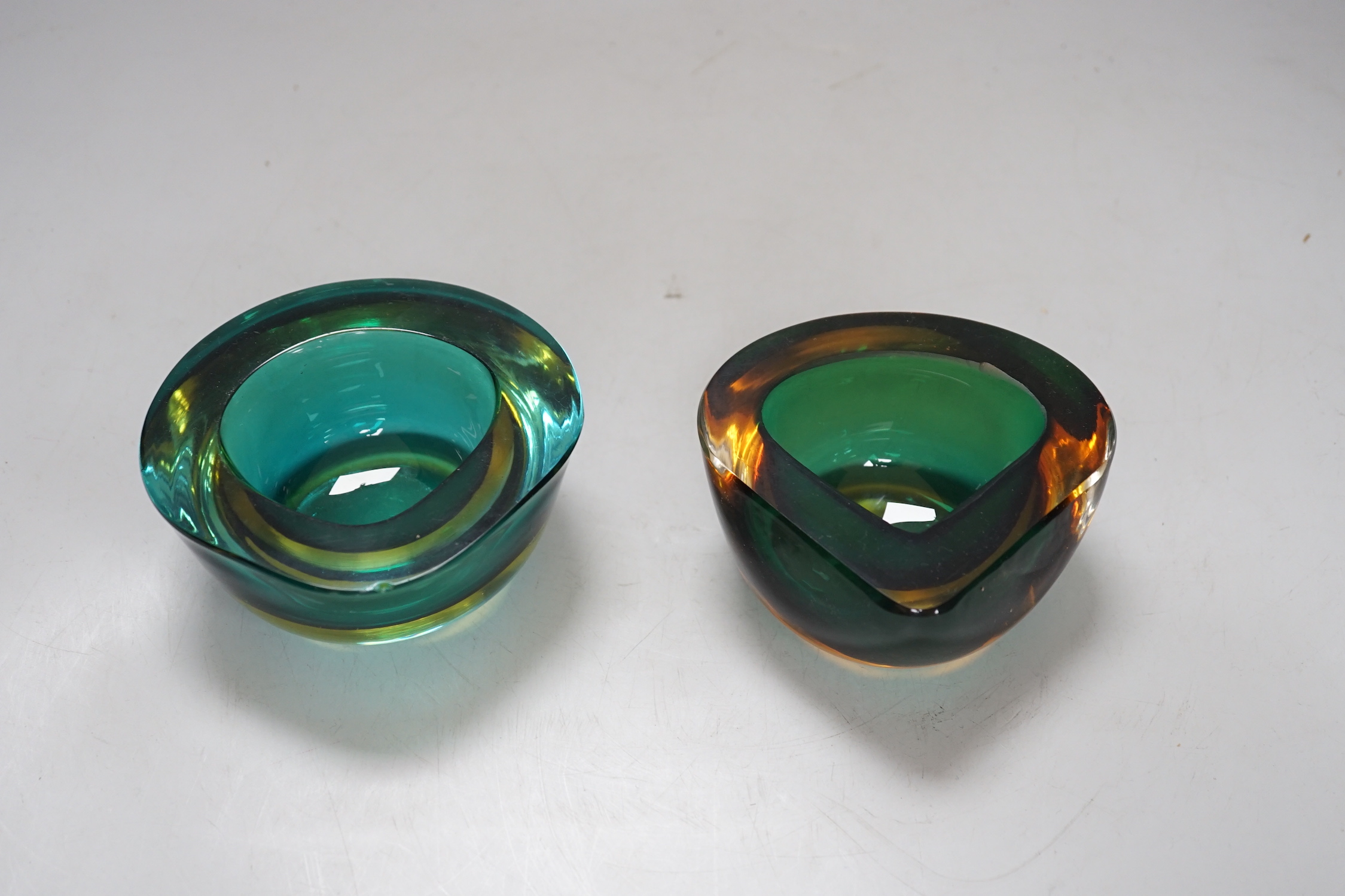 Two Murano Sommerso glass bowls, each 10cm wide